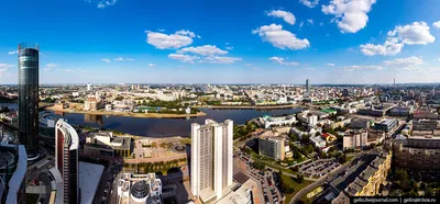 Красивый городской пейзаж Екатеринбург на заходе солнца с запачканными  голубыми и пурпурными облаками Стоковое Фото - изображение насчитывающей  померанцово, панорама: 154874742