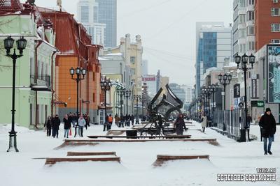 На уборку улиц и дорог Екатеринбурга сегодня днем выведено 466 рабочих и  205 спецмашин