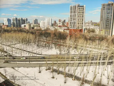 Весна в Екатеринбурге: непроходимые лужи и снежные отвалы