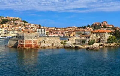 Небольшой городок на побережье острова Эльба в Италии. Многие люди в  отпуске Редакционное Фотография - изображение насчитывающей июнь,  красивейшее: 181912672