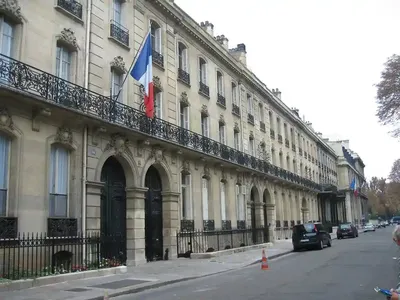 Токаев прибыл в Елисейский дворец в Париже. Его встретил Макрон (видео)