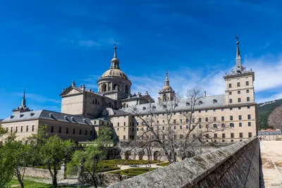 Эскориал Или Королевский Участок Санлоренцодеэльэскориал Или Monasterio Del  Escorial Санлоренцодельэскори — стоковые фотографии и другие картинки Арка  - архитектурный элемент - iStock