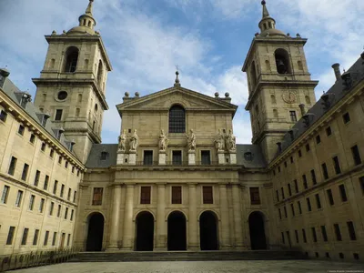 Фасад королевского участка сан-лоренсо-де-эль-эскориал monasterio de el  escorial en madrid. испания | Премиум Фото