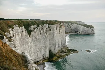 Причудливые скалистые арки Этрета, Нормандия, Франция