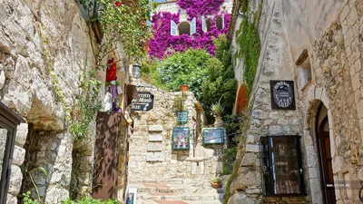 Улочки деревушки Эз, расположенной в горах недалеко от Ниццы по дороге в  Монако, Франция. | Пикабу