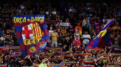 Чемпионский парад «Барселоны» посетили 76 000 человек. Хави угощал фанатов  пивом, игроки сбрасывали шарфы и футболки - Футбол - Sports.ru