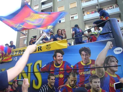 Вооруженные фанаты Барселоны напали на соперников – есть пострадавшие -  Футбол 24