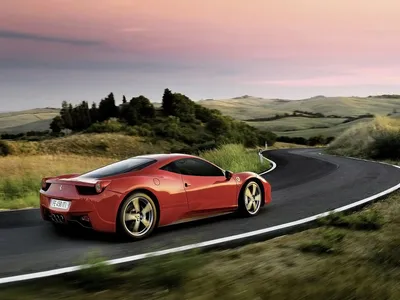 Видео: Ferrari Roma застрял на очень узкой улице в Италии — Motor