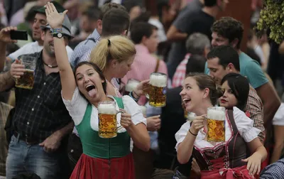 Немцы разорялись на рекордно дорогое пиво, а несколько гостей стали  «персонами нон грата»: чем закончился Октоберфест в Германии - KP.RU