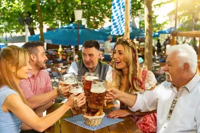 В Германии в субботу открылся фестиваль пива «Октоберфест» | Магазин  горящих туров SaleTur.ru | Дзен