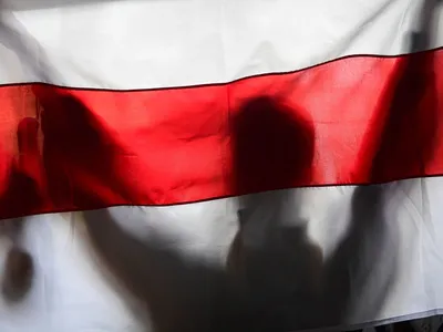 В Риге государственный флаг Белоруссии заменили на оппозиционный :: Хоккей  :: РБК Спорт