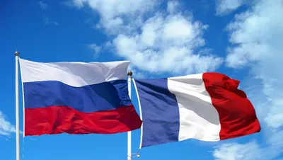 Настольные флаги России и Франции на пластиковой черной подставке
