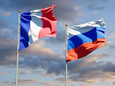 флаг франции и флаг россии перекрестились друг с другом на белом фоне.  изолированный Стоковое Фото - изображение насчитывающей французско,  иллюзионы: 225781810