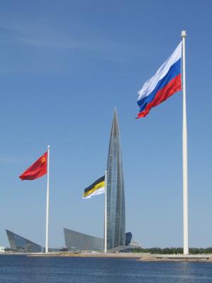 В Санкт-Петербурге торжественно подняли флаги трех исторических эпох - МК
