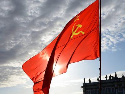 Флаг России и флаг Санкт-Петербурга Редакционное Стоковое Изображение -  изображение насчитывающей отбрасывать, небо: 82288809