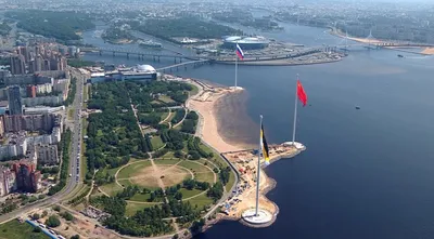 На Дворцовом мосту в центре Петербурга поменяли флаги | События | Город |  АиФ Санкт-Петербург