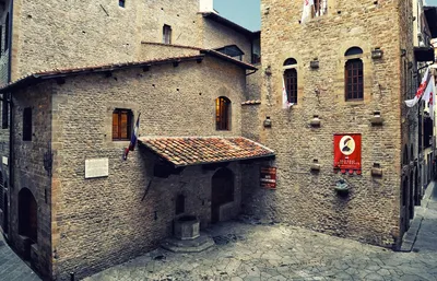 Экоактивисты облили краской старинное здание мэрии Флоренции | ИА Красная  Весна