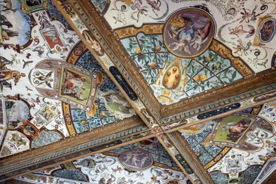 Колоннада галереи Уффици во Флоренции – Стоковое редакционное фото ©  vvoennyy #134650004