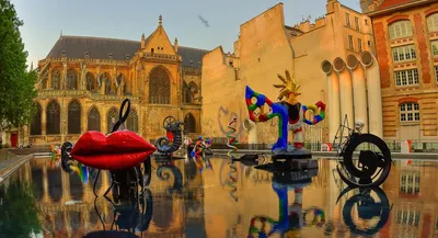 фонтан стравинского с красочными причудливыми скульптурами, распыляющими  воду в париже Редакционное Изображение - изображение насчитывающей  цветасто, скульптуры: 221638775