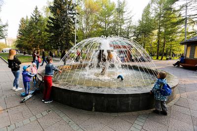 Новосибирск. \"Сухой\" фонтан у ДК Железнодорожников. ТРИАК, 2005 г.
