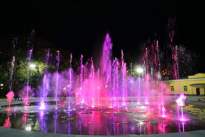В Центральном парке Новосибирска в тестовом режиме запущен светомузыкальный  фонтан