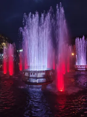 Зимний световой фонтан у ГПНТБ заиграл разными красками