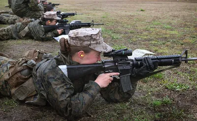 Женщинам в армии США разрешат носить хвосты и сережки — РБК