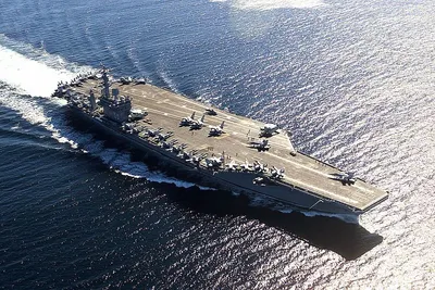 ЦЕНТРАЛЬНОЕ КОМАНДОВАНИЕ США - 17 мая 2019 г. Авианосец USS Abraham Lincoln  (CVN 72) и десантный корабль USS Kearsarge (LHD 3) в районе операций 5-го  флота США. Фото специалиста по связи с