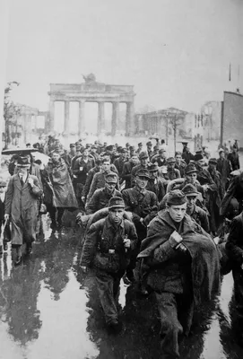 Фото \"Бой в дни штурма Берлина\", 30 апреля 1945, Германия, г. Берлин -  История России в фотографиях
