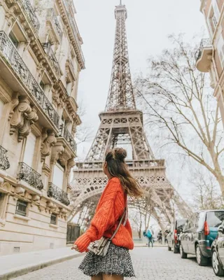 Девушка на фоне Эйфелевой башни Стоковое Изображение - изображение  насчитывающей франция, каникула: 169297687