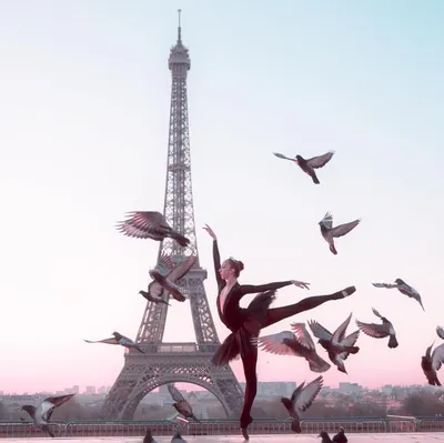 Красивая Женщина На Фоне Эйфелевой Башни В Париже — стоковые фотографии и  другие картинки Башня - Башня, Вертикальный, Взрослый - iStock
