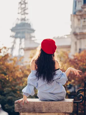 Девушка в красном берете на фоне Эйфелевой башни | Champ de mars paris,  Marie, Paris