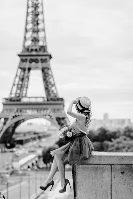 Обои на рабочий стол Девушка в красном платье и берете стоит на фоне  Эйфелевой башни, Париж / Paris, by pimontes, обои для рабочего стола,  скачать обои, обои бесплатно