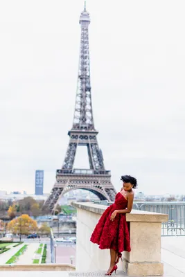 Женщина идя около Эйфелевой башни в Париже Стоковое Фото - изображение  насчитывающей счастливо, европейско: 128605912