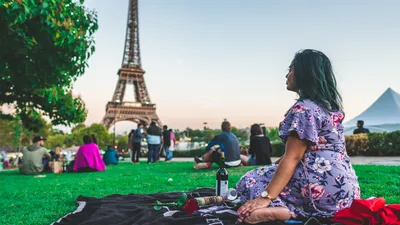 Счастливая молодая женщина в Париже, около Эйфелевой башни Стоковое  Изображение - изображение насчитывающей достопримечательностью, известно:  104141073