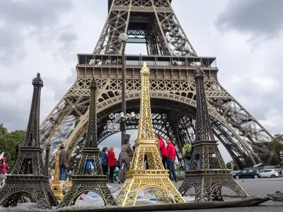 Женщина возле эйфелевой башни париж франция | Премиум Фото