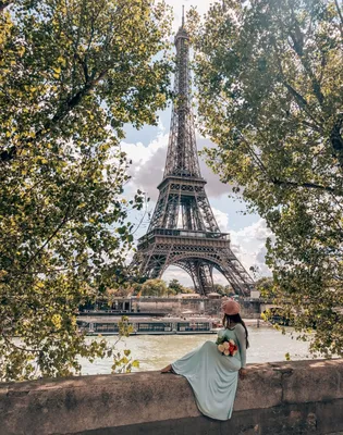 Две Девушки Возле Эйфелевой Башни Париж — стоковые фотографии и другие  картинки Башня - Башня, Большой город, Брат и сестра - iStock