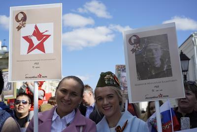 Десятки тысяч человек приняли участие в шествии \"Бессмертный полк\" в Казани