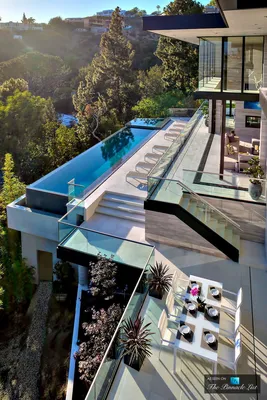 В Лос-Анджелесе на продажу выставили самый дорогой дом в истории США. В нем  21 спальня