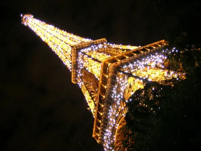 Эйфелева башня ночью. Вид ландшафта ночи Парижа Франции снизу Эйфелевой  башни вечером Редакционное Изображение - изображение насчитывающей света,  небо: 208529860