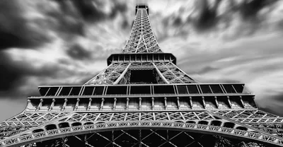 Под Эйфелевой башней на Марсовом поле. Париж, Франция, 1943 год. Фотограф  Робер Дуано. / Назад в прошлое :: черно-белое фото :: Всё самое интересное  (интересное, познавательное,) :: эйфелева башня :: Робер Дуано ::