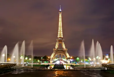 Подсветка фонтанов и Эйфелевой башни в Париже - обои на рабочий стол