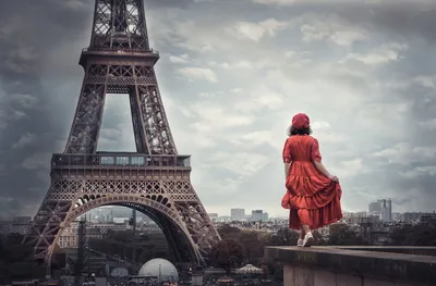 Обои на рабочий стол Девушка в красном платье и берете стоит на фоне Эйфелевой  башни, Париж / Paris, by pimontes, обои для рабочего стола, скачать обои,  обои бесплатно