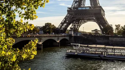 Обои на рабочий стол Корабль проплывает под мостом на фоне Эйфелевой башни  / Eifel Tower Paris France, обои для рабочего стола, скачать обои, обои  бесплатно