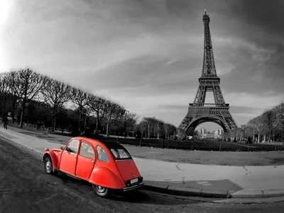 Обои на рабочий стол На фоне Эйфелевой башни / Eiffel Tower в Париже /  Paris движется маленькое красное авто, обои для рабочего стола, скачать  обои, обои бесплатно