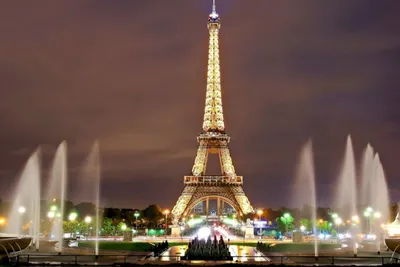 Эйфелева башня в Париже, с лужайкой травы и людьми Paris Редакционное Фото  - изображение насчитывающей природа, лужайка: 104023111