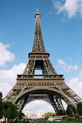 В Париже мужчина прыгнул с парашютом с Эйфелевой башни - фото. Читайте на  UKR.NET