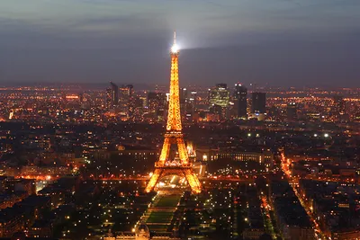Символом Парижа и всей Франции элегантный и уникальная Эйфелева башня.  Фотографии, принятые в районе площади площади трокадеро во Стоковое  Изображение - изображение насчитывающей романтично, известно: 172491523