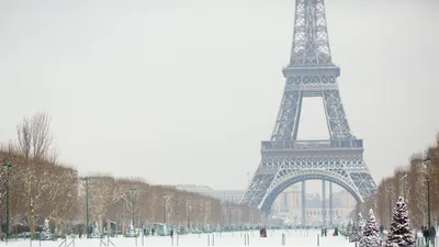 Париж в снегу зимой в столице Франции Эйфелевой башни в Париже. Стоковое  Фото - изображение насчитывающей строя, париж: 209529118