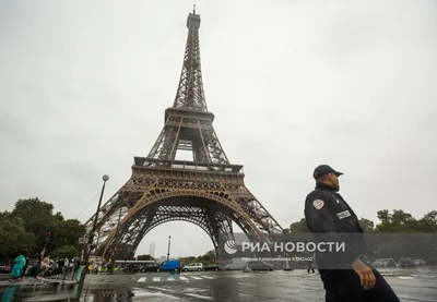 В июле – августе на Эйфелевой башне бывает 25 000 человек за день» -  Ведомости